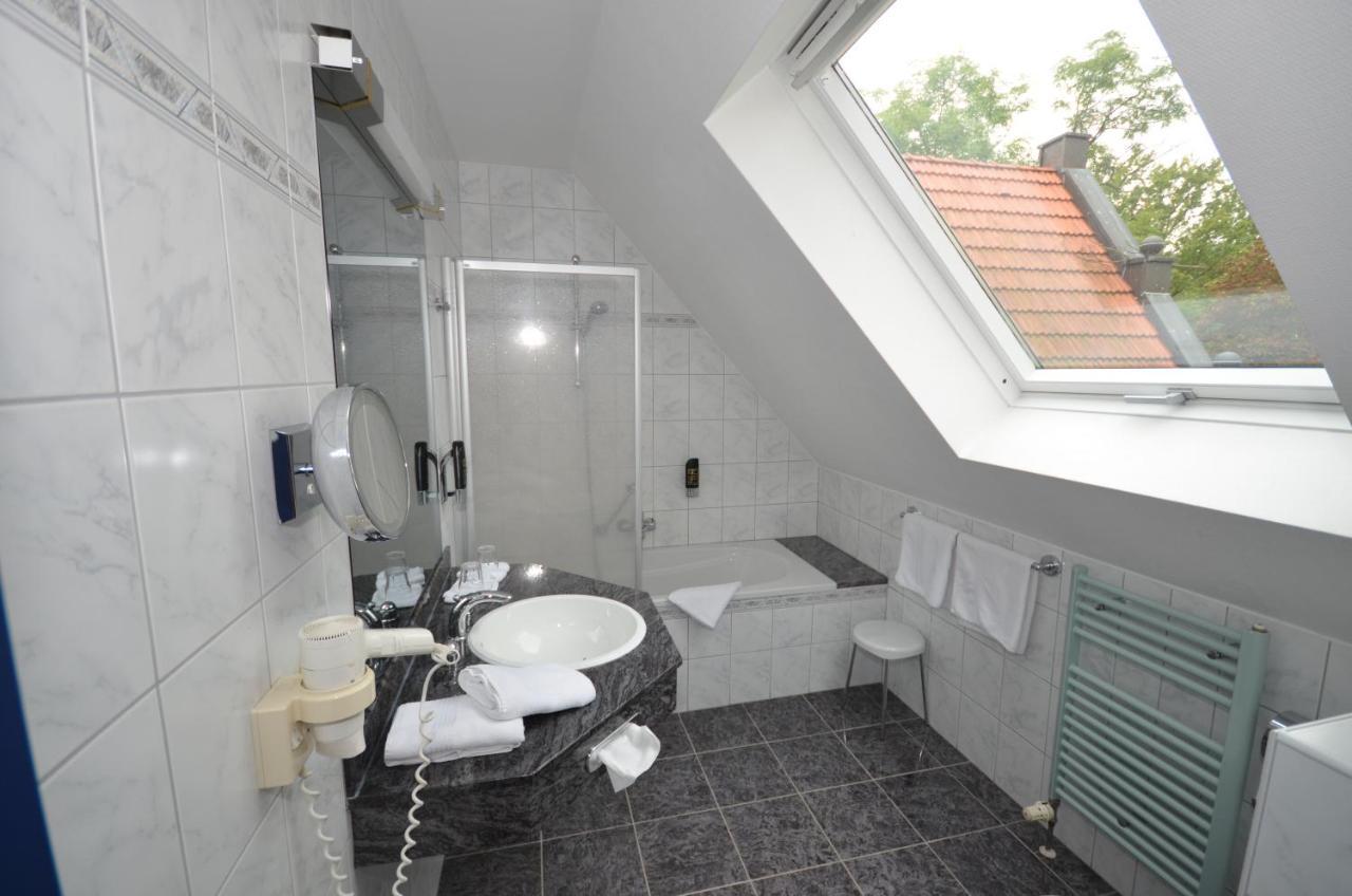 Parkschloesschen Hotel Maasdorf  Buitenkant foto